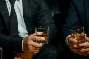 グラスを持つ男性2人