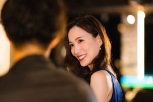 男性と飲む女性